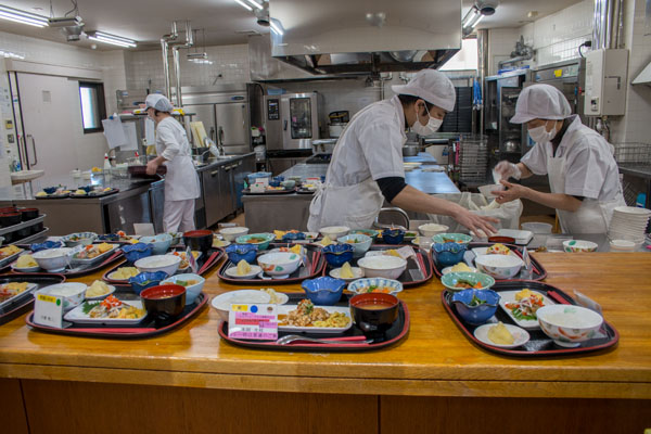 厨房職員の配膳風景 厨房職員の配膳風景