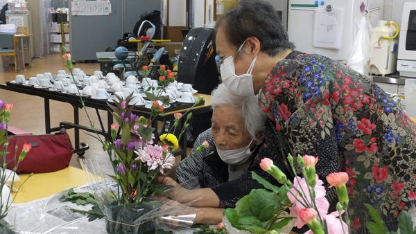 秋の花を生ける　