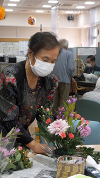 秋の花を生ける　