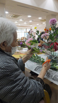 秋の花を生ける　