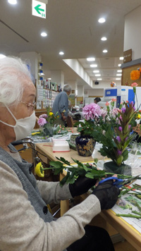 秋の花を生ける　