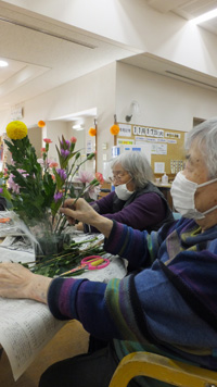 秋の花を生ける　