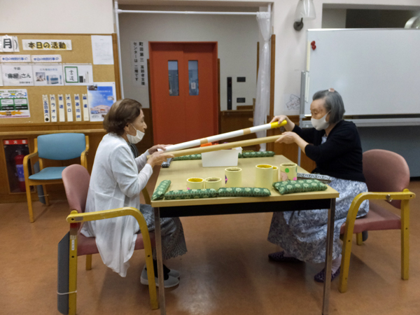 心を合わせてボール運び　デイサービス玉川学園