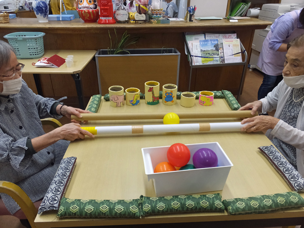 心を合わせてボール運び　デイサービス玉川学園