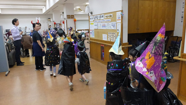 ハロウィンの服装で来訪の園児さん