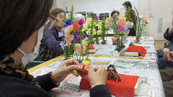 平田先生と“お雛飾り花屏風”を作る