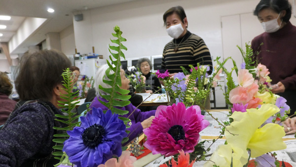 平田先生と“お雛飾り花屏風”を作る