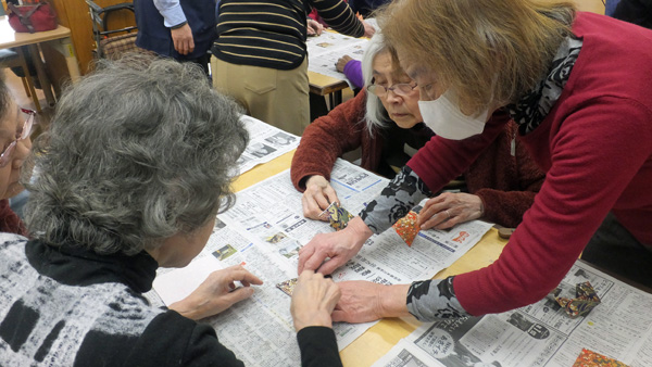 平田先生と“お雛飾り花屏風”を作る