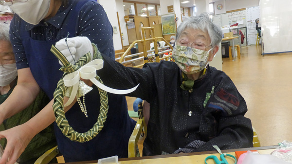 クリスマスリース作りを楽しむ仲良しグループ 