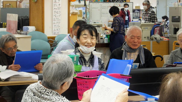 職員喜多のピアノ伴奏での“上を向いて歩こう”